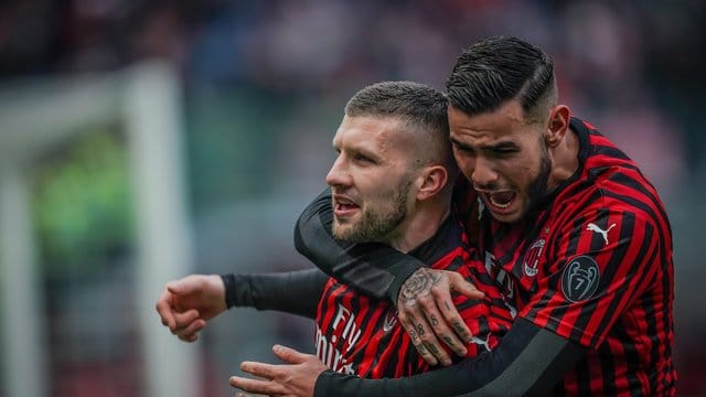 Milans Ante Rebic (l) und Theo Hernandez freuen sich über Rebics Tor zum 3:2. Milans Ante Rebic (l) und Theo Hernandez freuen sich über Rebics Tor zum 3:2.