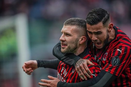 Milans Ante Rebic (l) und Theo Hernandez freuen sich über Rebics Tor zum 3:2.