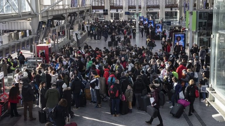 Reisende warten am Pariser Bahnhof Gare de Lyon.