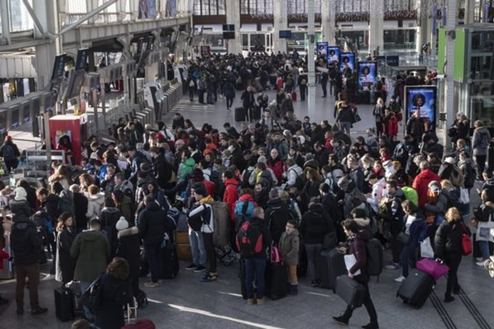 Reisende warten am Pariser Bahnhof Gare de Lyon.