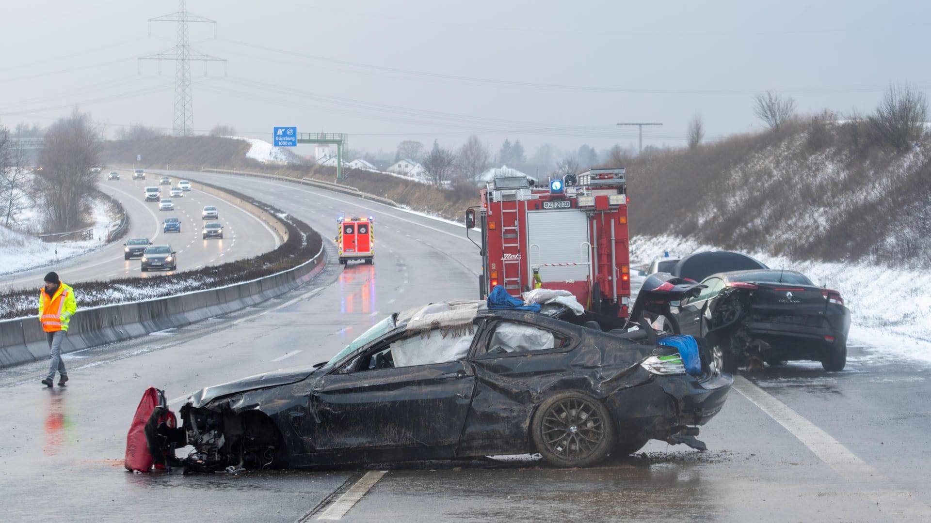 Verunglückte Fahrzuge auf der Autobahn bei Günzburg: Die A8 wurde in Fahrtrichtung Stuttgart komplett gesperrt.