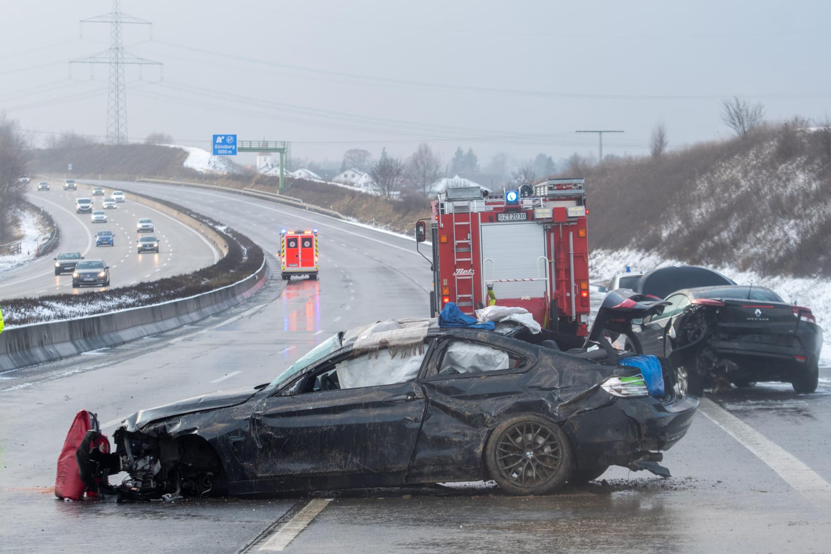 Verunglückte Fahrzuge auf der Autobahn bei Günzburg: Die A8 wurde in Fahrtrichtung Stuttgart komplett gesperrt.