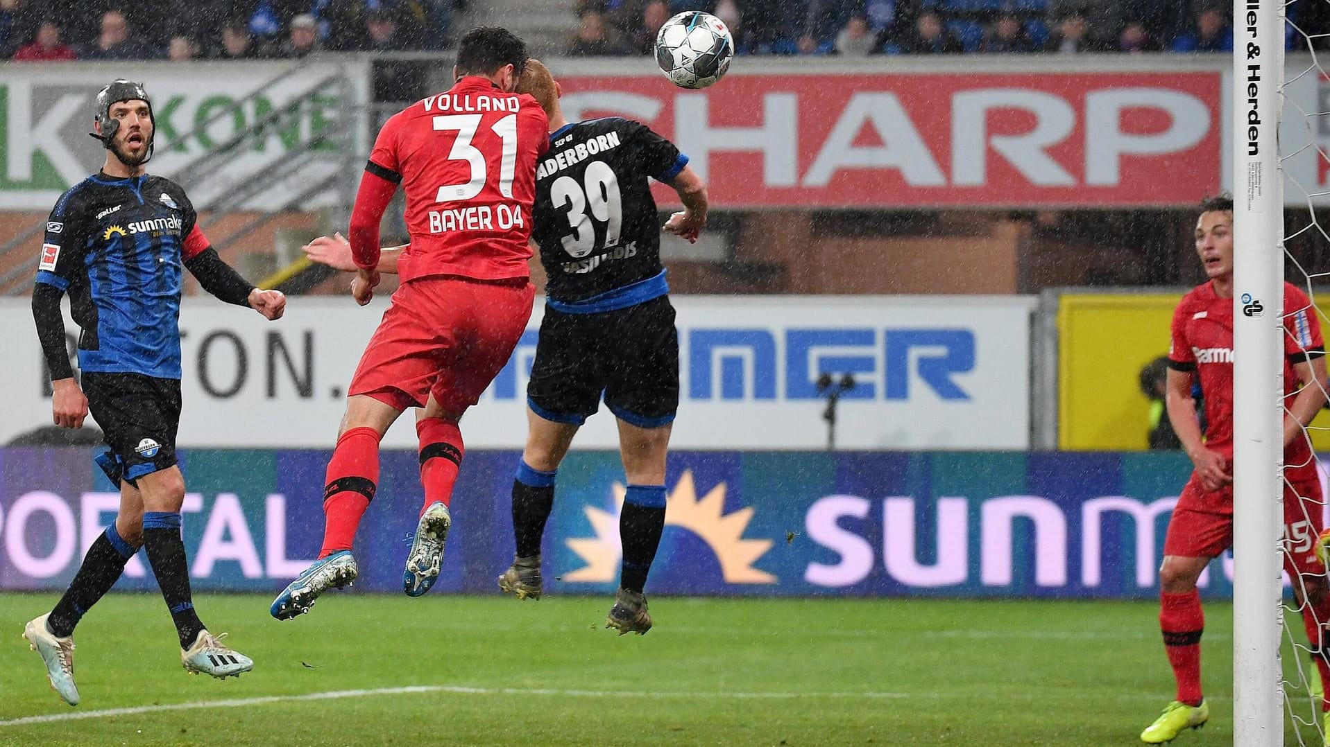 Erfolgreicher Leverkusen-Stürmer: Kevin Volland (l.) erzielte zwei Treffer gegen Paderborn.