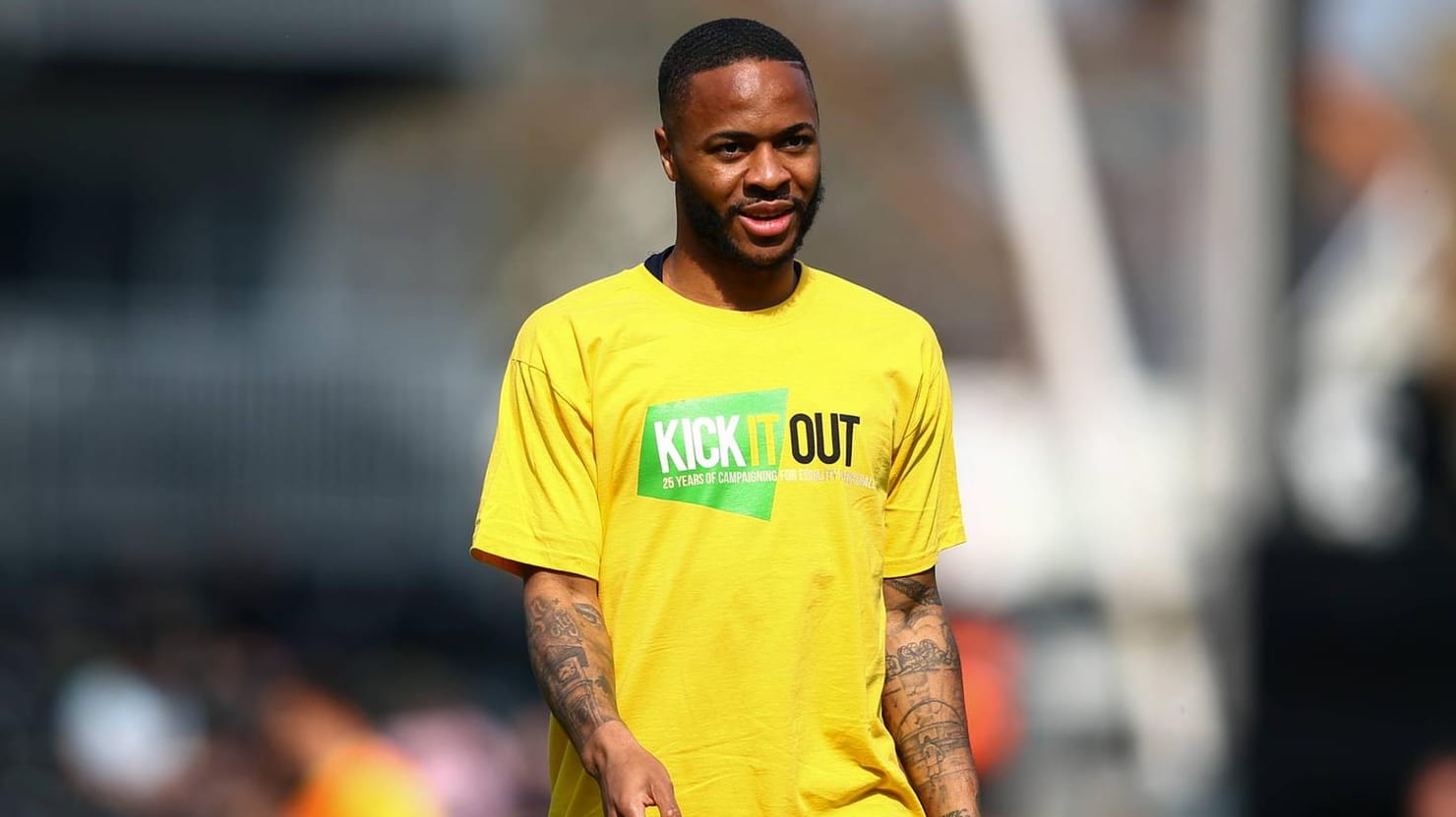 Raheem Sterling im T-Shirt der Organisation "Kick it out", die sich gegen Rassismus im Fußball einsetzt.