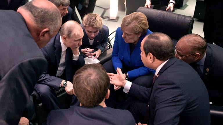 Angela Merkel auf dem Libyen-Gipfel im intensiven Austausch mit Wladimir Putin: Die Berlin-Konferenz konnte sich auf ein Waffenembargo und Schritte für Frieden in Libyen einigen.