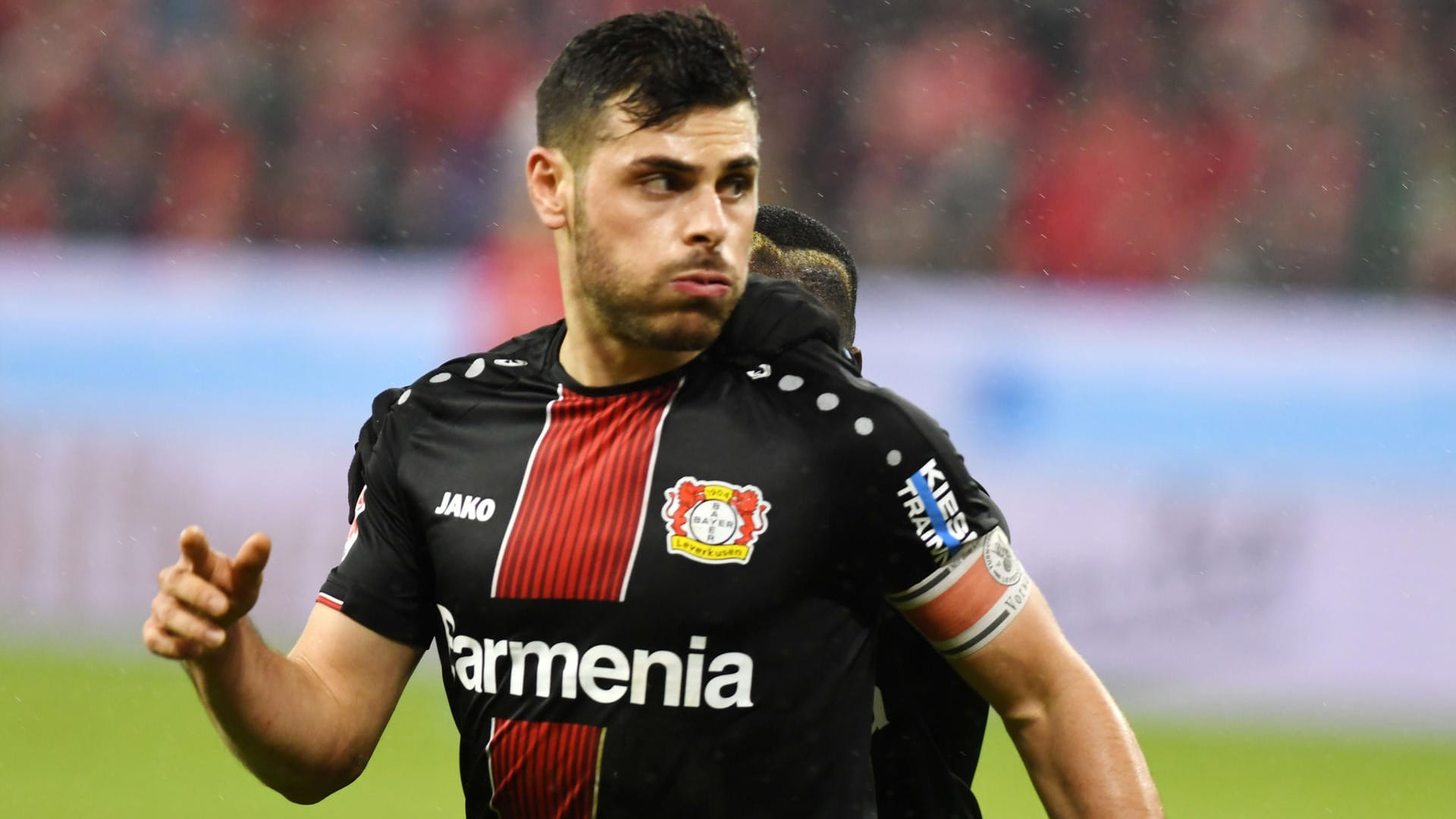 Immer wieder läuft Kevin Volland mit der Binde am Arm für Leverkusen auf.