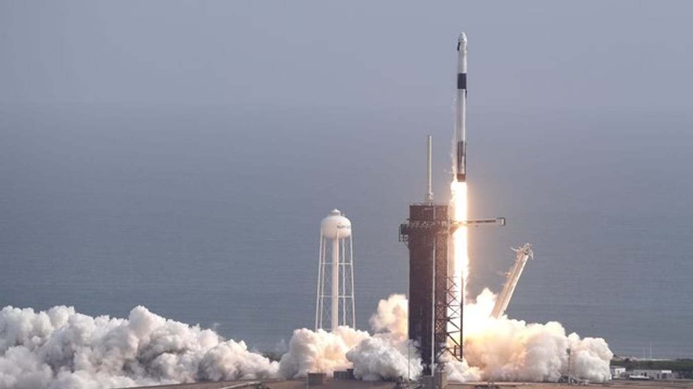 Eine Falcon 9 Rakete des Raumfahrtunternehmens SpaceX startet zum Testflug.
