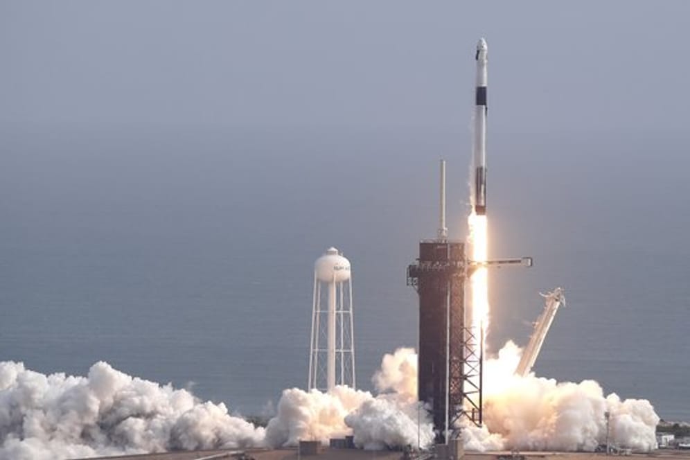 Eine Falcon 9 Rakete des Raumfahrtunternehmens SpaceX startet zum Testflug.