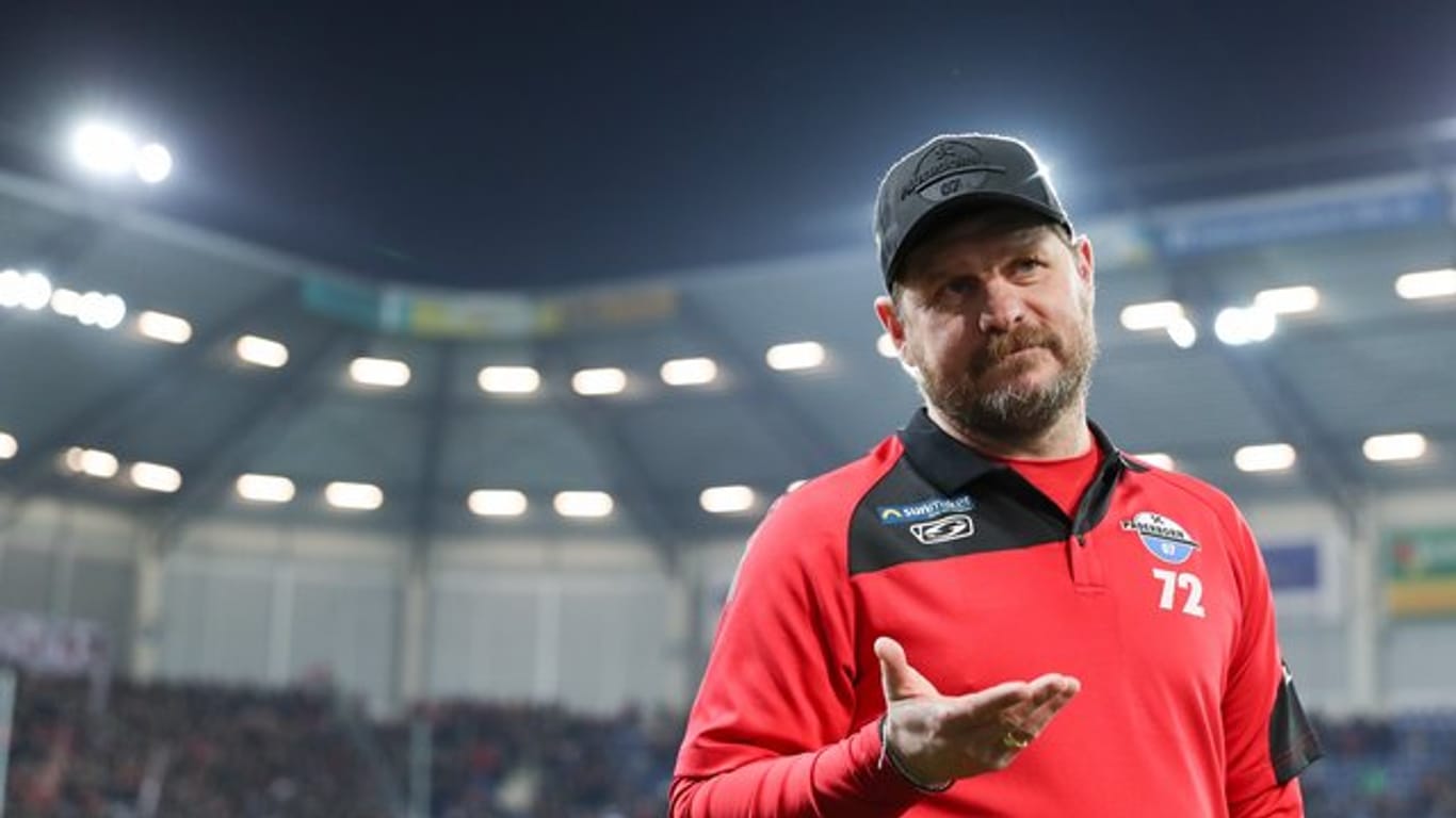 Paderborns Trainer Baumgart stellte sich nach der Niederlage gegen Bayer 04 Leverkusen demonstrativ vor seine Mannschaft.