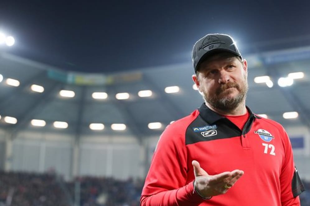 Paderborns Trainer Baumgart stellte sich nach der Niederlage gegen Bayer 04 Leverkusen demonstrativ vor seine Mannschaft.