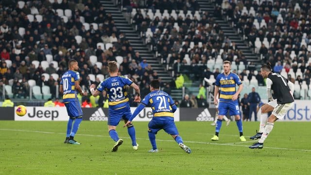Turins Doppelpacker Cristiano Ronaldo (r) trifft zum 1:0 gegen Parma Calcio.