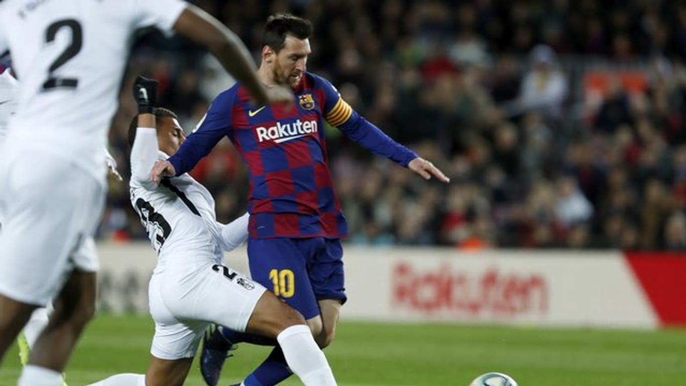 Barcas Torschütze Lionel Messi (r) im Dribbling gegen Granadas Darwin Machis.