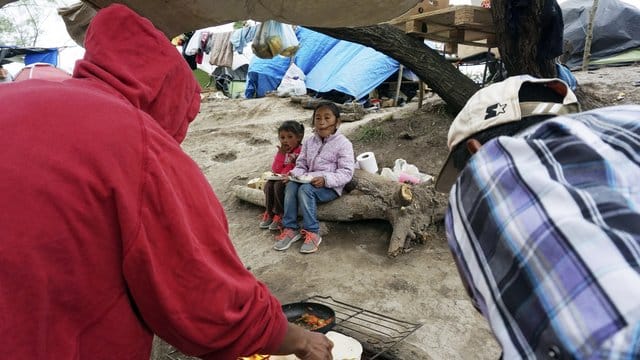 Oxfam fordert von der Bundesregierung, mehr in öffentliche Kinderbetreuung und soziale Absicherung in armen Ländern zu investieren. Oxfam fordert von der Bundesregierung, mehr in öffentliche Kinderbetreuung und soziale Absicherung in armen Ländern zu investieren.