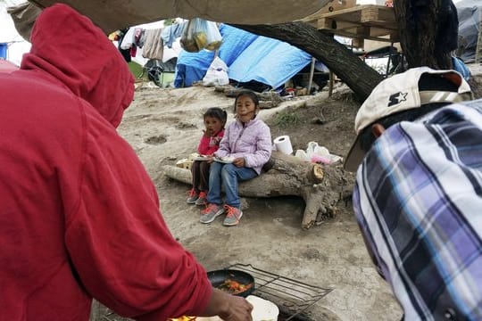 Oxfam fordert von der Bundesregierung, mehr in öffentliche Kinderbetreuung und soziale Absicherung in armen Ländern zu investieren.