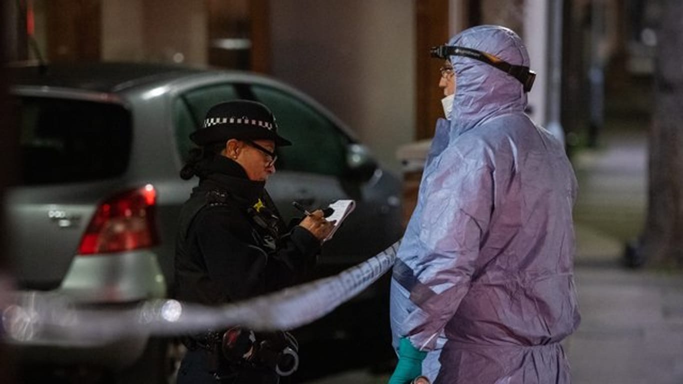 Polizisten und Forensiker am Tatort: Im Londoner Stadtteil Seven Kings wurden drei Leichen gefunden.
