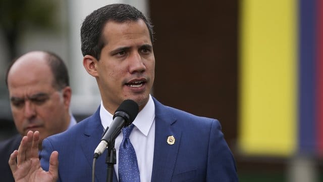 Venezuelas Oppositionsführer Juan Guaidó spricht zu Journalisten.