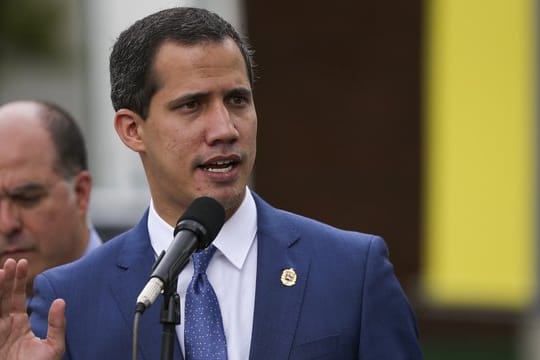 Venezuelas Oppositionsführer Juan Guaidó spricht zu Journalisten.