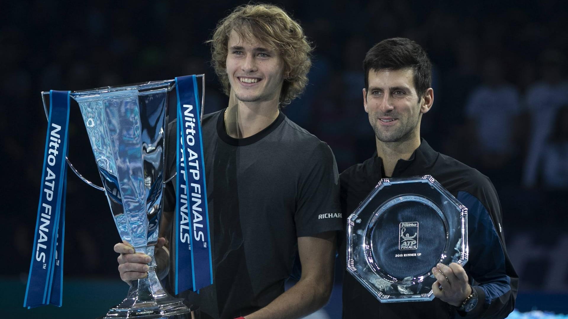 Größter Erfolg: Alexander Zverev (li.) mit der Siegestrophäe nach dem Sieg im Endspiel der ATP Finals 2018 gegen Novak Djokovic (r.).