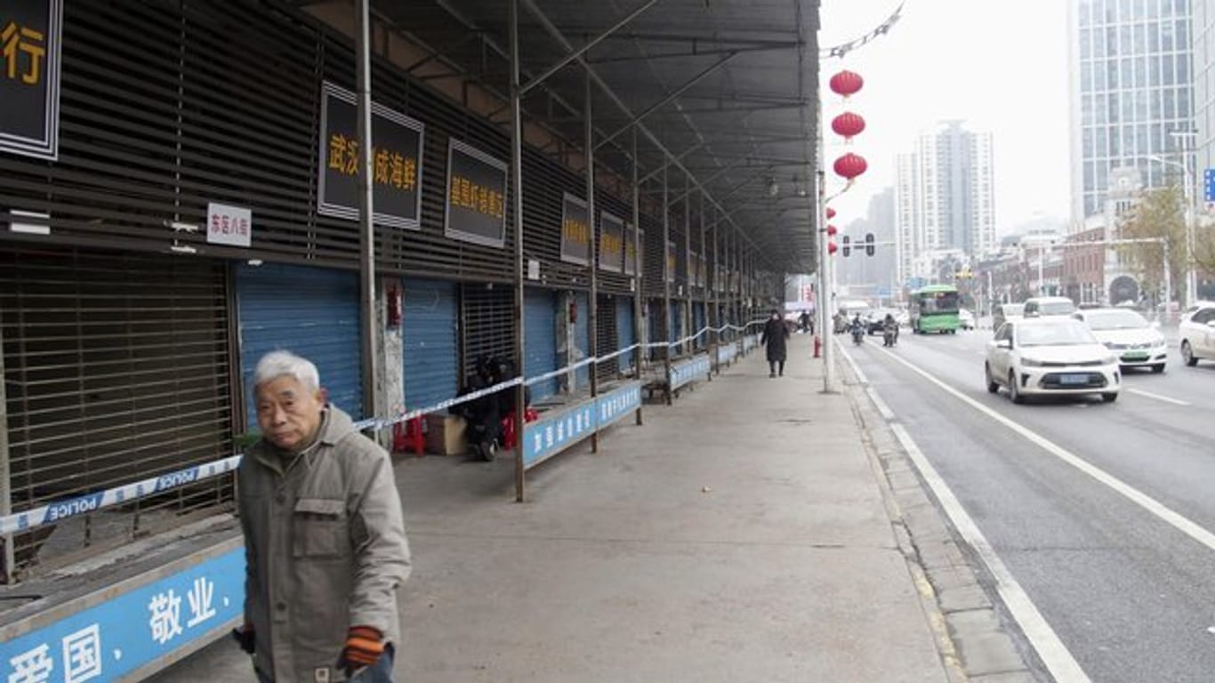 Ein Mann in Wuhan: Der Großteil der Infektionen konzentriert sich weiter auf die 11-Millionen-Metropole.