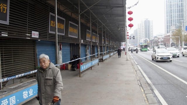 Ein Mann in Wuhan: Der Großteil der Infektionen konzentriert sich weiter auf die 11-Millionen-Metropole. Ein Mann in Wuhan: Der Großteil der Infektionen konzentriert sich weiter auf die 11-Millionen-Metropole.