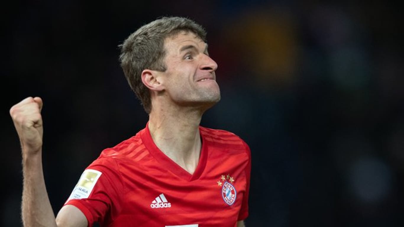 Thomas Müller (M) fühlt sich als Zuschauer derzeit auch von Partien der Konkurrenz in der Bundesliga bestens unterhalten.