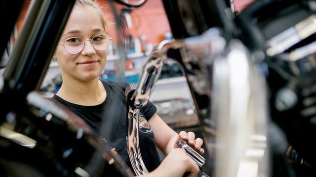 Schrauben, tüfteln, werkeln: Maja Vukojevic kümmert sich als Auszubildende zur Zweiradmechatronikerin schwerpunktmäßig um Motorräder.