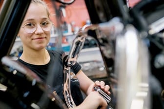 Schrauben, tüfteln, werkeln: Maja Vukojevic kümmert sich als Auszubildende zur Zweiradmechatronikerin schwerpunktmäßig um Motorräder.