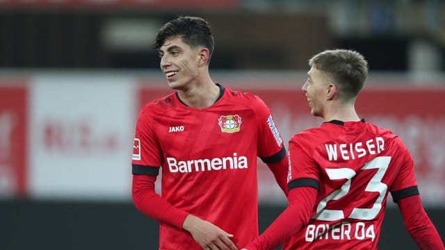 Torschütze Kai Havertz (l) gehörte beim 4:1-Sieg der Werkself in Paderborn zu den Matchwinnern.