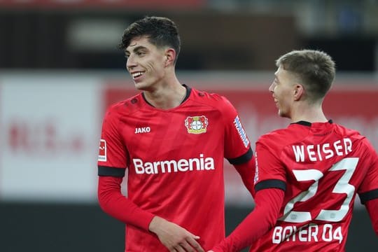 Torschütze Kai Havertz (l) gehörte beim 4:1-Sieg der Werkself in Paderborn zu den Matchwinnern.