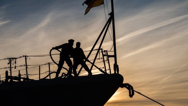 Zwei Marinesoldaten stehen auf dem Bug der Fregatte "Augsburg" der Deutschen Marine. Zwei Marinesoldaten stehen auf dem Bug der Fregatte "Augsburg" der Deutschen Marine.