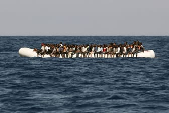 Ein Flüchtlingsboot vor der libyschen Küste: "Über 'Sophia' werden wir ja sowieso wieder reden müssen", sagte Außenminister Heiko Maas.