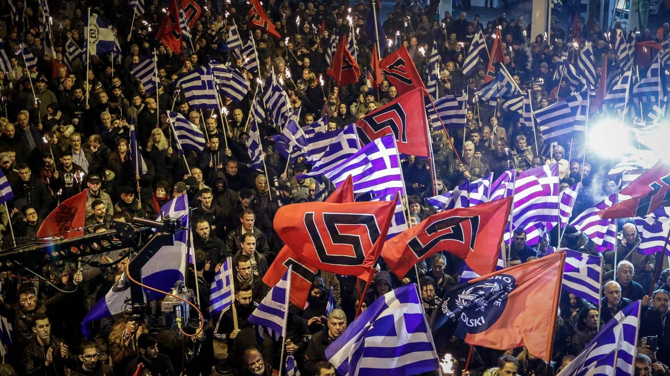 Demonstrationsmarsch von Sympathisanten der griechischen neonazistischen Partei Goldene Morgenröte (Archivfoto): Über vier Minuten dauerte es, bis Polizisten dem deutschen Reporter zu Hilfe kamen.