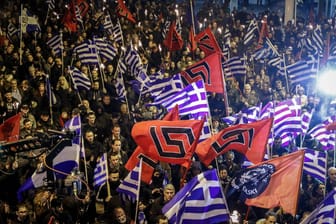 Demonstrationsmarsch von Sympathisanten der griechischen neonazistischen Partei Goldene Morgenröte (Archivfoto): Über vier Minuten dauerte es, bis Polizisten dem deutschen Reporter zu Hilfe kamen.