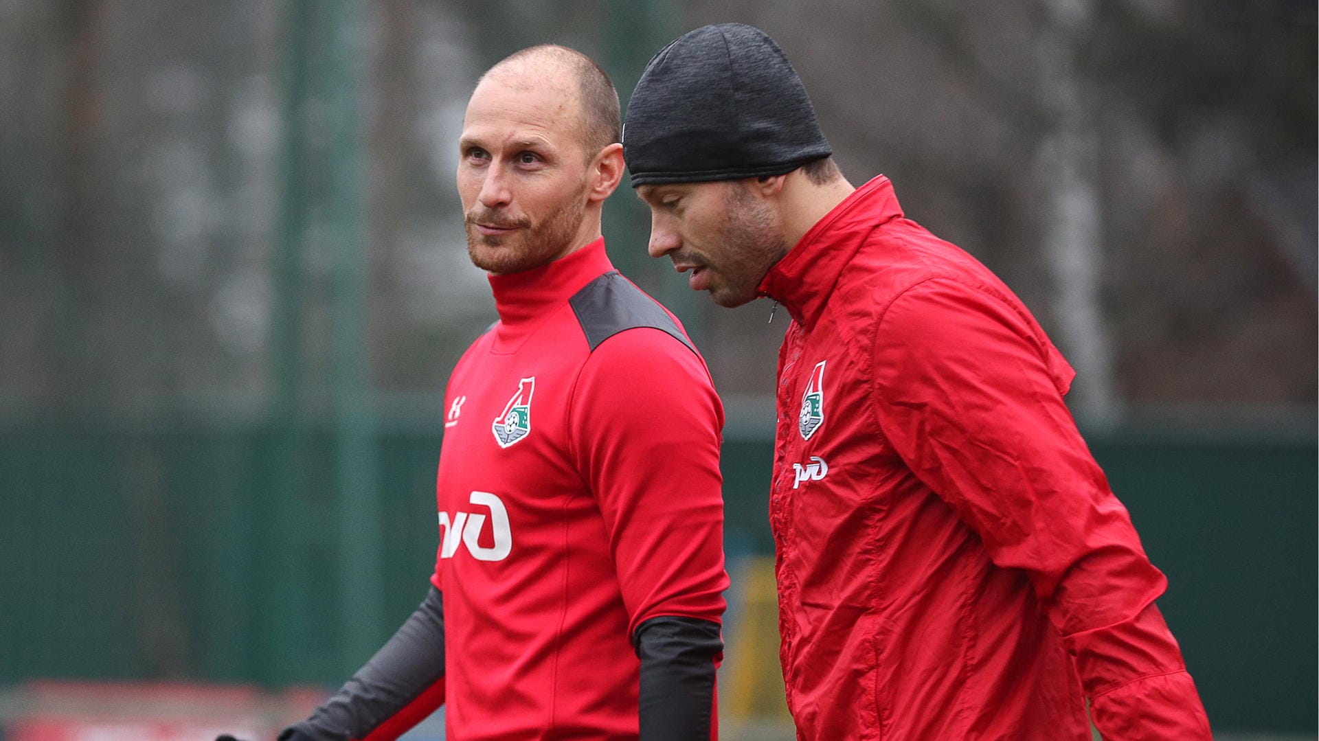 Benedikt Howedes (li.) mit Fyodor Smolov von Lokomotiv Moskau: Der 1. FC Köln hätte Höwedes gerne in seiner Mannschaft.