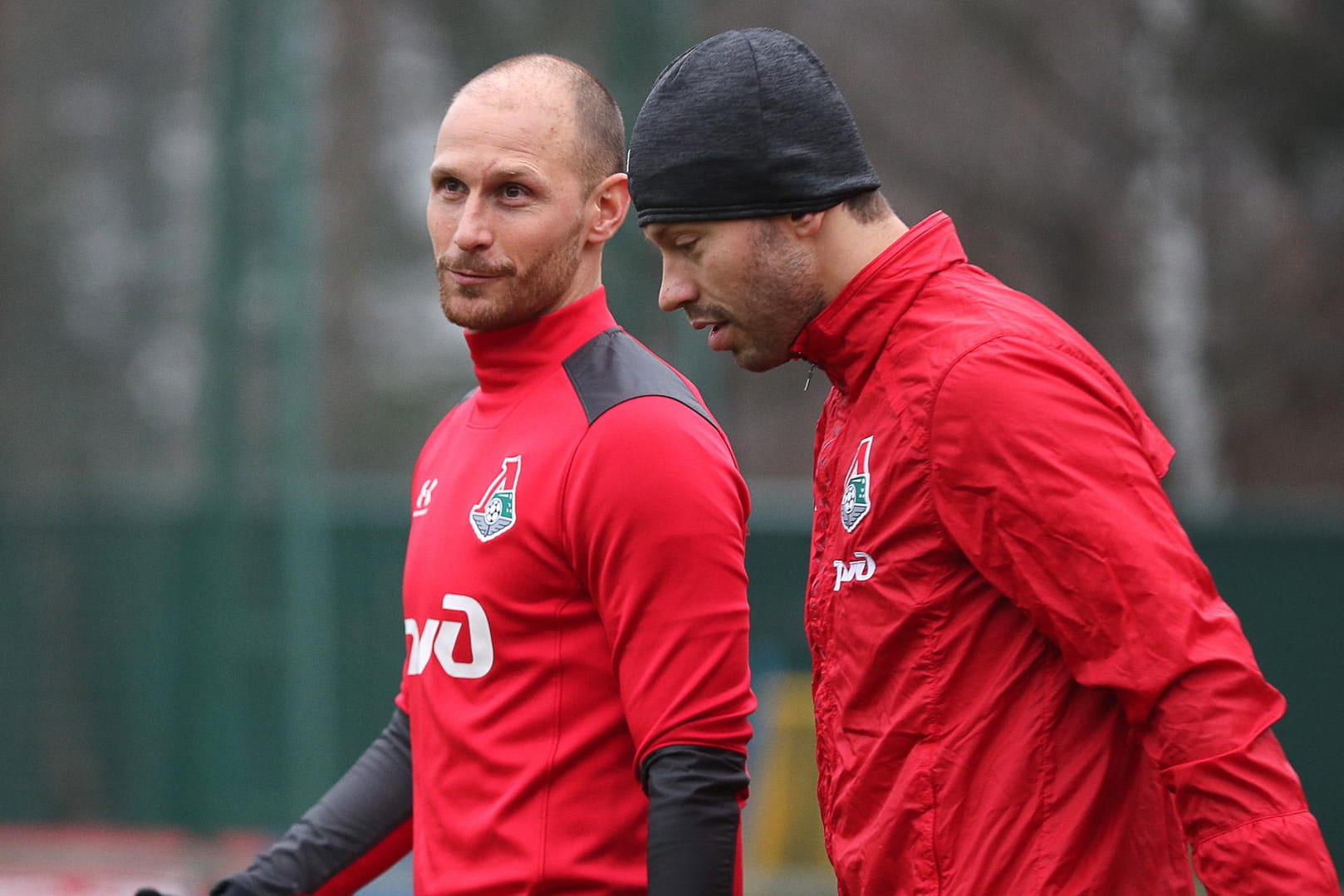 Benedikt Howedes (li.) mit Fyodor Smolov von Lokomotiv Moskau: Der 1. FC Köln hätte Höwedes gerne in seiner Mannschaft.