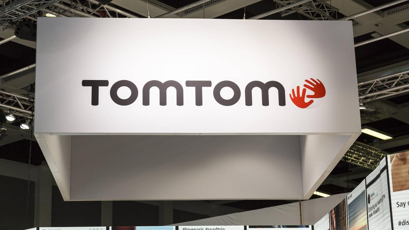 Das Tomtom Logo auf einem Messestand: Der Kartendienstleister will nun mit Huawei kooperieren.