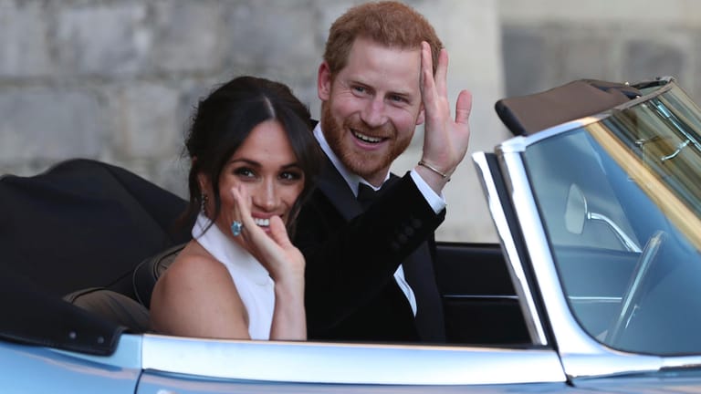 Mai 2018: Meghan und Harry verlassen Windsor Castle mit strahlendem Lächeln in einem Cabrio, knapp zwei Jahre später ist von der fröhlichen Stimmung wenig übrig.