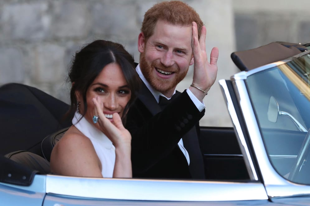 Mai 2018: Meghan und Harry verlassen Windsor Castle mit strahlendem Lächeln in einem Cabrio, knapp zwei Jahre später ist von der fröhlichen Stimmung wenig übrig.