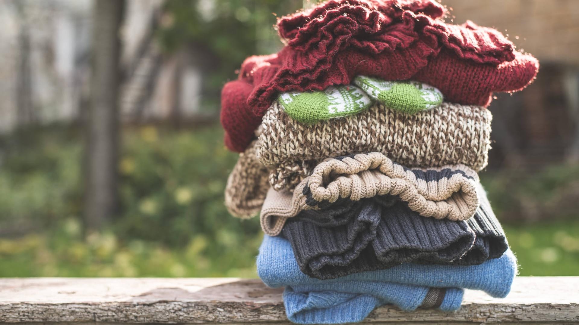Ein Stapel dicker Strickpullover: Für den "Dicker-Pulli-Tag" in Bonn kommen Pullis wie diese mit Sicherheit zum Einsatz. Ein Stapel dicker Strickpullover: Für den "Dicker-Pulli-Tag" in Bonn kommen Pullis wie diese mit Sicherheit zum Einsatz.