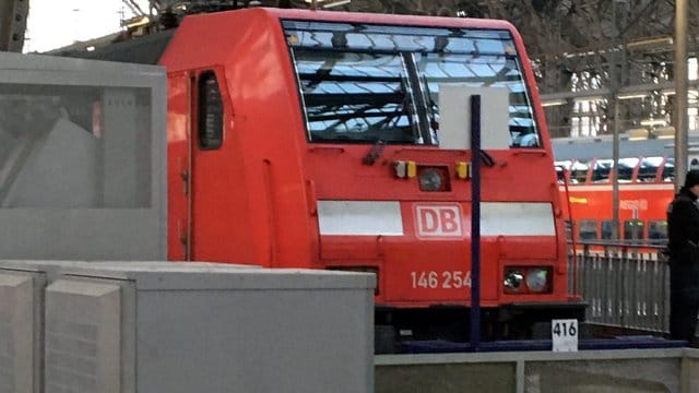 Die Lok des Regionalexpresses steht an dem Prellbock, auf den sie zuvor im Hauptbahnhof aufgefahren war. Die Lok des Regionalexpresses steht an dem Prellbock, auf den sie zuvor im Hauptbahnhof aufgefahren war.