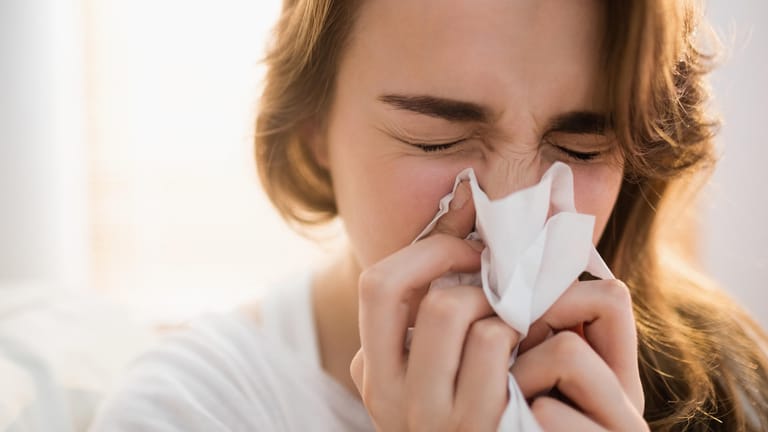 Schnupfen: Wer eine Erkältung bekommt, der leidet zunächst meist unter einer laufenden Nase.