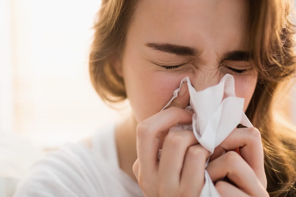 Schnupfen: Wer eine Erkältung bekommt, der leidet zunächst meist unter einer laufenden Nase.