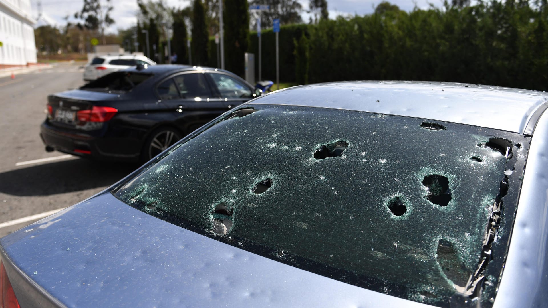 Canberra: Von Hagel beschädigte Autos stehen vor dem alten Parlamentsgebäude in Canberra geparkt. Canberra: Von Hagel beschädigte Autos stehen vor dem alten Parlamentsgebäude in Canberra geparkt.