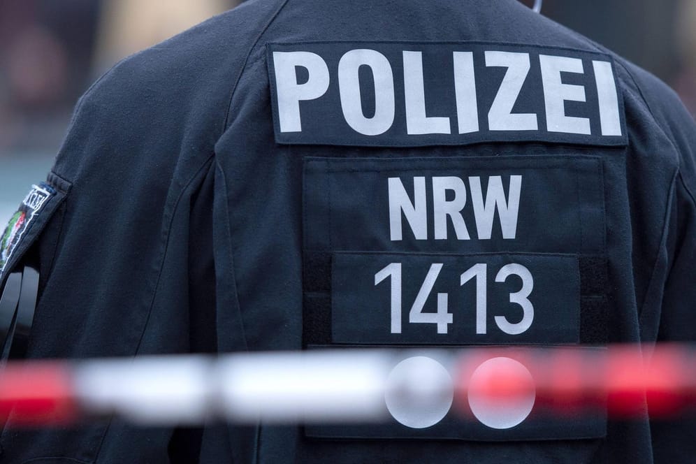 Die Uniform eines Polizisten aus Nordrhein-Westfalen (Symbolbild): In Essen hat es einen Großeinsatz der Polizei gegeben.
