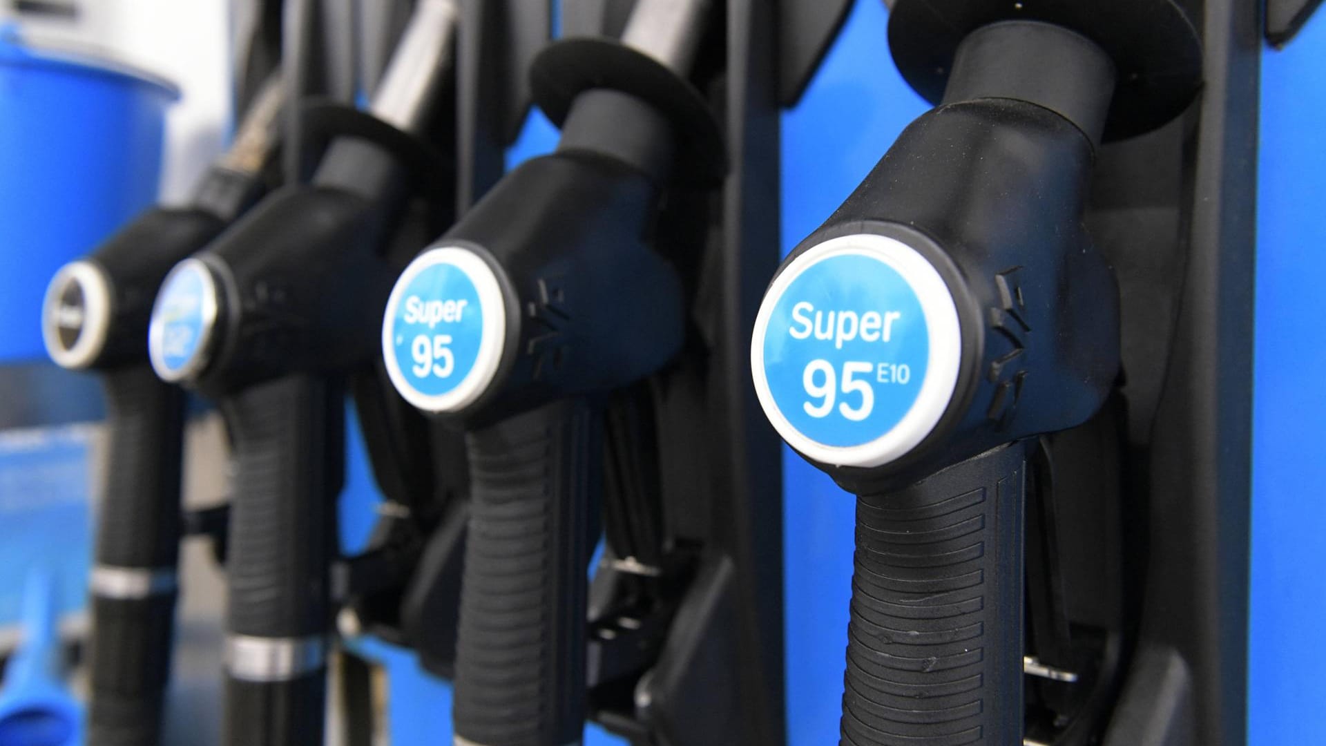 Eine Zapfsäule: Nachhaltige Kraftstoffe sollen viel weniger oder am besten gar kein zusätzliches CO2 freisetzen. Eine Zapfsäule: Nachhaltige Kraftstoffe sollen viel weniger oder am besten gar kein zusätzliches CO2 freisetzen.