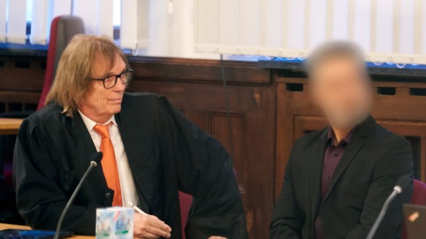 Der 51-jährige Deutsch-Afghane sitzt im Saal des Oberlandesgerichts Koblenz neben seinem Anwalt Ulrich Sommer (l).
