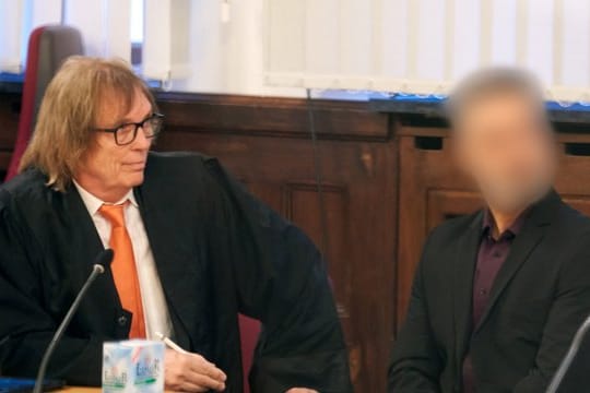 Der 51-jährige Deutsch-Afghane sitzt im Saal des Oberlandesgerichts Koblenz neben seinem Anwalt Ulrich Sommer (l).
