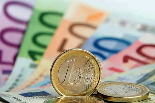 Immer mehr Arbeitnehmer zahlen in Deutschland den für Top-Verdiener gedachten Spitzensteuersatz.