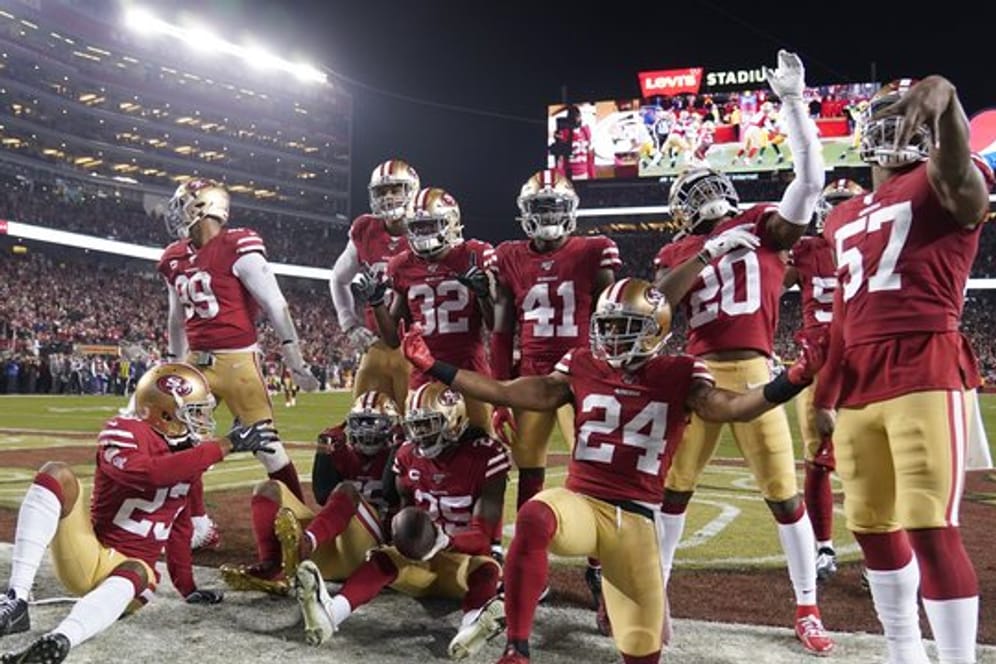 Die Spieler der San Francisco 49ers jubeln während des Spiels gegen die Green Bay Packers.