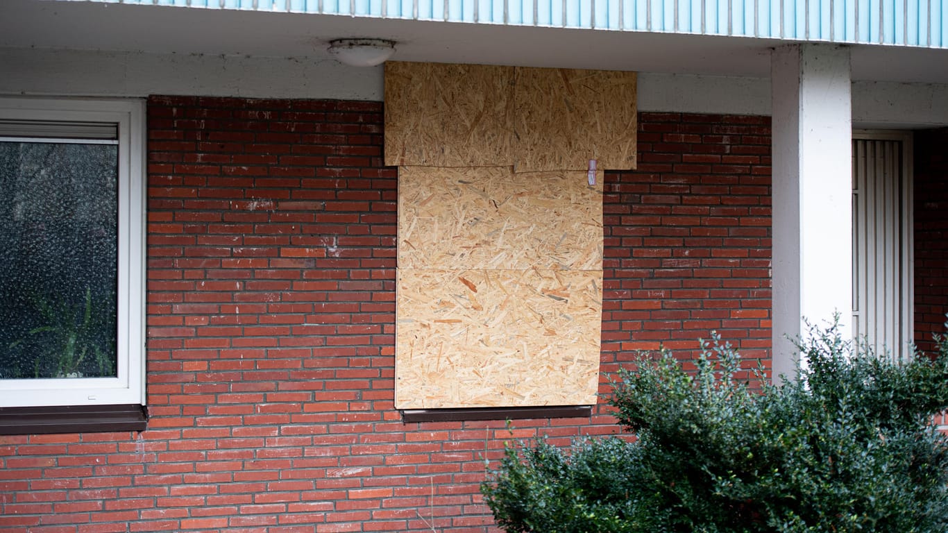 Ein Fenster einer Wohnung ist mit Brettern versperrt: Bei einer Wohnungsdurchsuchung haben Ermittler eine Leiche gefunden.